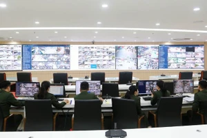 Hàng trăm màn hình lớn nhỏ tại Trung tâm Thông tin chỉ huy Công an Thành phố Hà Nội hiển thị hình ảnh thời gian thực từ hệ thống camera.