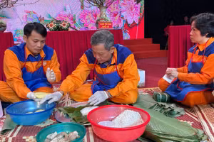 Người lao động tham gia thi gói bánh chưng. (Ảnh: ÁNH NGỌC)
