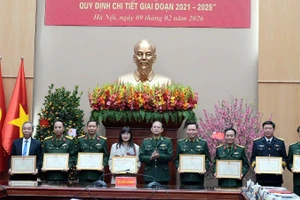 Trung tướng Nguyễn Anh Tuấn khen thưởng tập thể, cá nhân có thành tích xuất sắc.