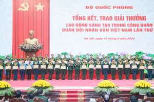 Trao chứng nhận cho 99 công trình được nhận giải thưởng Lao động sáng tạo.