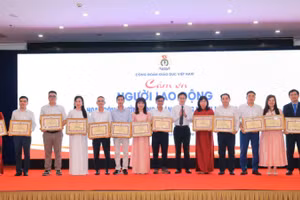 Vinh danh và khen thưởng các nhà khoa học, thầy cô giáo.