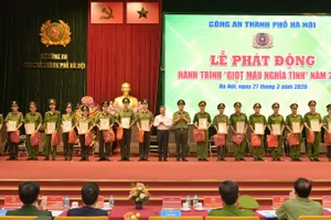 Biểu dương 20 cá nhân hiến máu tiêu biểu trong Lễ phát động chương trình “Giọt máu nghĩa tình” năm 2026 của Công an Thủ đô.