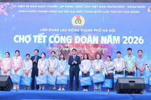 Tặng quà công nhân, lao động có hoàn cảnh khó khăn tại Chợ Tết.