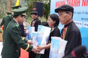 Thiếu tướng Vũ Quốc Ân, Phó Chính ủy Bộ đội Biên phòng trao quà tặng các gia đình tại Bản Giàng 2.