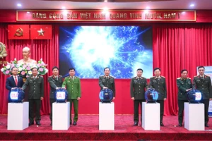 Các đại biểu thực hiện nghi thức ra mắt Trung tâm thông tin chỉ huy kết nối hệ thống truyền tin, báo sự cố phòng cháy, chữa cháy.