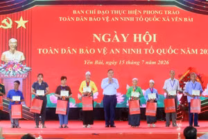 Phó Thủ tướng Thường trực Phạm Gia Túc tặng quà nhân dân xã Yên Bài, tại Ngày hội. (Ảnh: Kiên Phạm)