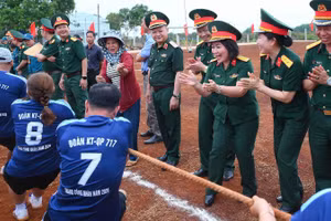 Đoàn Kinh tế-Quốc phòng 717 (Binh đoàn 15) tổ chức các hoạt động thể thao với mục tiêu "khỏe để lao động, sản xuất".