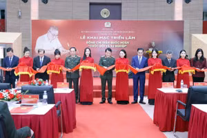 Đại tướng Lương Tam Quang cùng các đại biểu cắt băng khai mạc triển lãm.