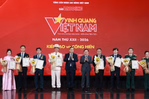 Đồng chí Phạm Gia Túc và đồng chí Nguyễn Anh Tuấn trao Biểu trưng Vinh quang Việt Nam tặng 8 tập thể. (Ảnh: NGUYỄN HẢI)