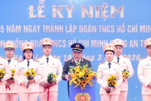 Tuyên dương 10 gương mặt trẻ xuất sắc tiêu biểu Công an thành phố Hà Nội.