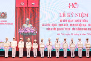 Giám đốc Công an thành phố Hà Nội trao bằng khen tặng các tập thể, cá nhân có thành tích xuất sắc.