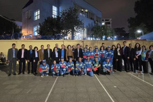 Chủ tịch Liên đoàn Lao động thành phố Hà Nội Nguyễn Văn Thắng tặng quà động viên công nhân môi trường.