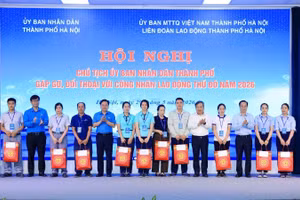 Đồng chí Vũ Đại Thắng và đồng chí Nguyễn Anh Tuấn trao quà tặng công nhân, lao động. (Ảnh: ĐÌNH HIỆP)