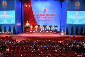 Thủ tướng Chính phủ lắng nghe, trao đổi và bàn những giải pháp thiết thực nhằm nâng cao năng suất lao động, cải thiện đời sống người lao động. (Ảnh: TRẦN HẢI)
