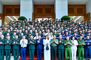 Thủ tướng Chính phủ Lê Minh Hưng chụp ảnh cùng Đoàn công tác.