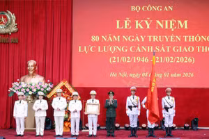 Đại tướng Lương Tam Quang trao tặng Huân chương Quân công hạng Nhất cho lực lượng Cảnh sát giao thông.