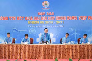 Đồng chí Nguyễn Anh Tuấn, Chủ tịch Tổng Liên đoàn Lao động Việt Nam khóa XIV chủ trì họp báo. (Ảnh: NGUYỄN HẢI)