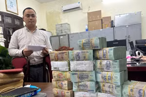 Đối tượng Phạm Ngọc Mạnh cùng tang vật.