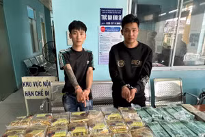 Một số đối tượng trong đường dây và tang vật thu giữ.