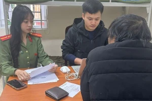 Công an làm việc với đối tượng vi phạm.