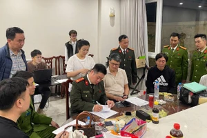 Lực lượng chức năng đồng loạt kiểm tra bốn địa điểm nghi vấn.