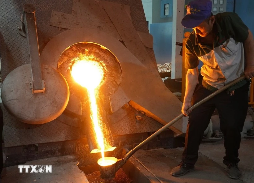 Công nhân làm việc tại nhà máy sản xuất đồng ở tỉnh Hà Bắc, Trung Quốc. (Ảnh: THX/TTXVN)