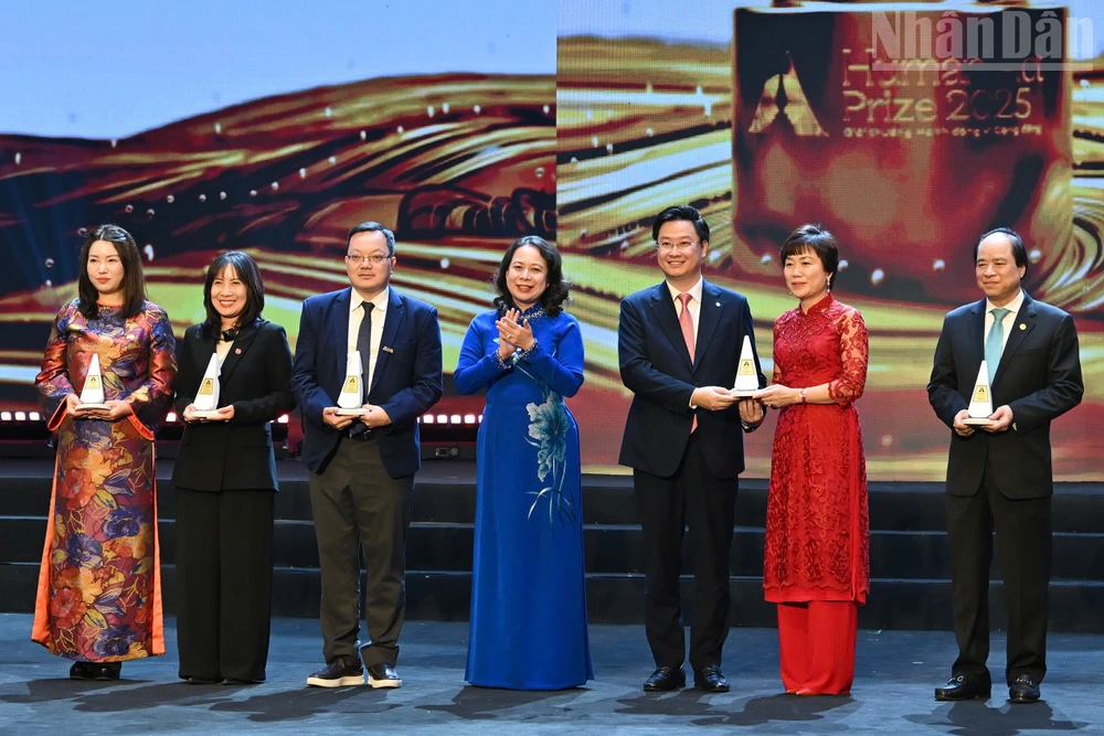 Đồng chí Võ Thị Ánh Xuân, Ủy viên Trung ương Đảng, Phó Chủ tịch nước Cộng hòa xã hội chủ nghĩa Việt Nam trao các giải thưởng năm Giải thưởng Human Act Prize 2025.