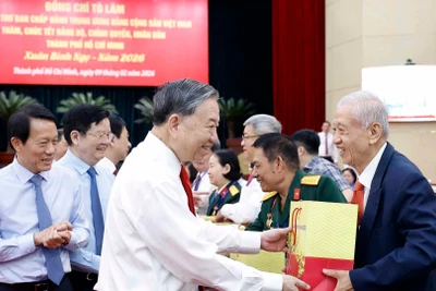 Tổng Bí thư Tô Lâm tặng quà cho gia đình chính sách, người có công. (Ảnh: TTXVN)