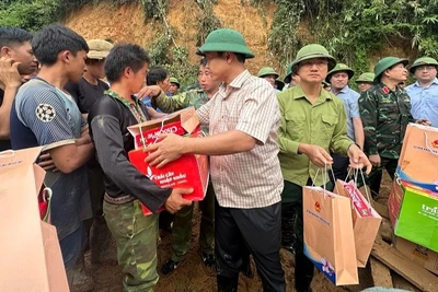 Đồng chí Trần Tiến Dũng, Phó Bí thư Tỉnh ủy Điện Biên trao quà, động viên người dân bản Háng Pù Si bị thiệt hại do lũ quét vào sáng ngày 1/8.