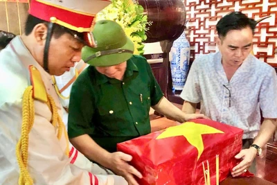 Nghi lễ tiễn đưa các liệt sĩ về an táng tại quê hương.