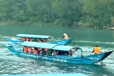 Du khách tham quan động Phong Nha.