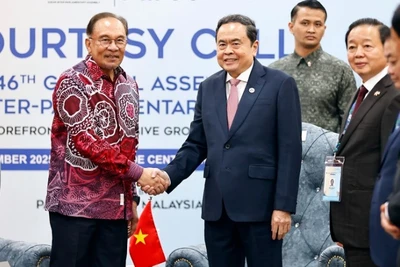 Chủ tịch Quốc hội Trần Thanh Mẫn hội kiến Thủ tướng Malaysia Anwar Ibrahim. (Ảnh: DOÃN TẤN – TTXVN)