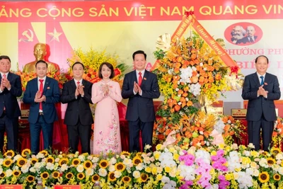 Lãnh đạo Thành ủy Hà Nội tặng hoa chúc mừng Đại hội.