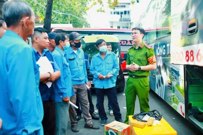 Lực lượng chức năng tập huấn cho nghiệp đoàn xe ôm tại bến xe về nhận diện các loại hình tội phạm.