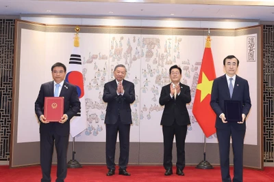 Tổng Bí thư Tô Lâm và Tổng thống Hàn Quốc Lee Jae Myung chứng kiến lễ trao Biên bản ghi nhớ hợp tác giữa Ủy ban Chứng khoán Nhà nước và Cơ quan giám sát tài chính Hàn Quốc. (Ảnh: Thống Nhất/TTXVN) 