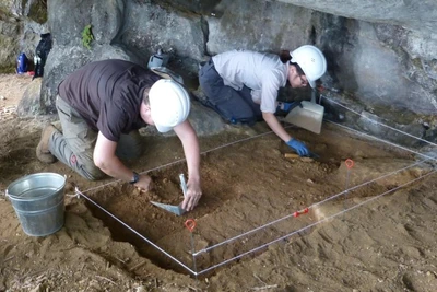 Các nhà khảo cổ học trong nước và quốc tế đang khai quật tại Tràng An, tỉnh Ninh Bình (Ảnh: SỞ DU LỊCH NINH BÌNH).