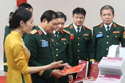 Các đại biểu tham quan triển lãm sản phẩm mật mã tại Đại hội Đảng bộ Ban Cơ yếu Chính phủ nhiệm kỳ 2025-2030.