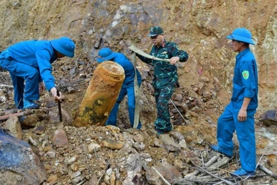 Quả bom phá còn nguyên kíp nổ, cách nhà dân khoảng 50m.