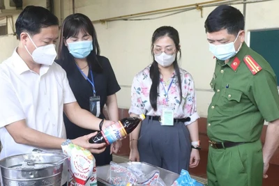 Các cơ quan chức năng kiểm tra các cơ sở sản xuất, kinh doanh thực phẩm trên địa bàn Hà Nội.