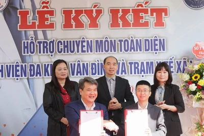 Lãnh đạo Bệnh viện đa khoa Vân Đình và Trạm Y tế xã Vân Đình ký kết hỗ trợ chuyên môn giữa hai đơn vị.