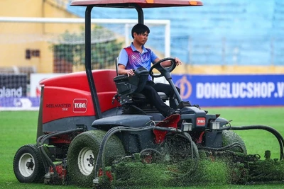 Đầu tư cải tạo, nâng cấp mặt sân cỏ là yêu cầu cần thiết của một nền bóng đá chuyên nghiệp. Trong ảnh: Công nhân đang cải tạo mặt cỏ sân Hàng Đẫy (Hà Nội). (Ảnh: SƠN TÙNG)