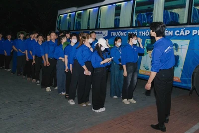 Lực lượng sinh viên tình nguyện Thủ đô cấp tốc lên đường trong đêm.