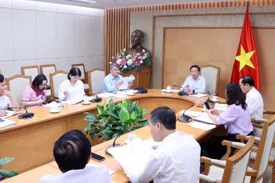 Phó Thủ tướng Trần Hồng Hà chủ trì cuộc họp. (Ảnh: VĂN ĐIỆP/TTXVN)