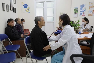 Các y, bác sĩ Trạm Y tế xã Sóc Sơn (thành phố Hà Nội) khám bệnh cho người dân trên địa bàn