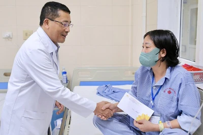 Giáo sư, Tiến sĩ Lê Văn Quảng thăm và tặng quà người bệnh bị ảnh hưởng bởi cơn bão số 10, 11 đang điều trị tại bệnh viện.