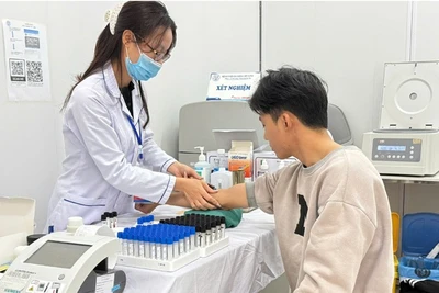 Y, bác sĩ Bệnh viện đa khoa Mê Linh lấy máu xét nghiệm cho người bệnh.