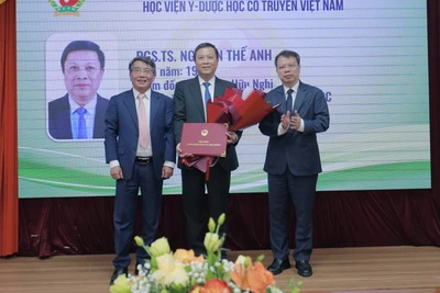 Đại diện Hội đồng Giáo sư cơ sở Học viện Y-Dược học cổ truyền Việt Nam trao Quyết định bộ nhiệm chức danh Phó Giáo sư cho các tân Phó Giáo sư.