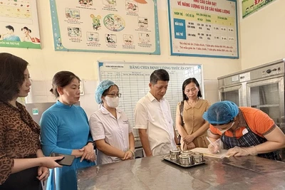 Các cơ quan chức năng kiểm tra vệ sinh an toàn thực phẩm tại các bếp ăn tập thể tại trường học trên địa bàn Hà Nội.