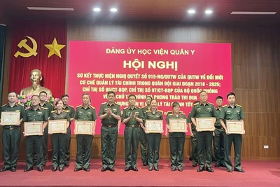 Lãnh đạo Đảng ủy, Ban Giám đốc Học viện Quân y trao Bằng khen cho các đơn vị, cá nhân tại hội nghị.