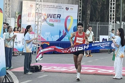 Vận động viên cán đích tại Giải chạy “Hành trình tiếp sức” lần thứ II.